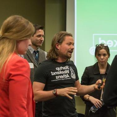 Entrepreneurs talk with Ohio University students in class